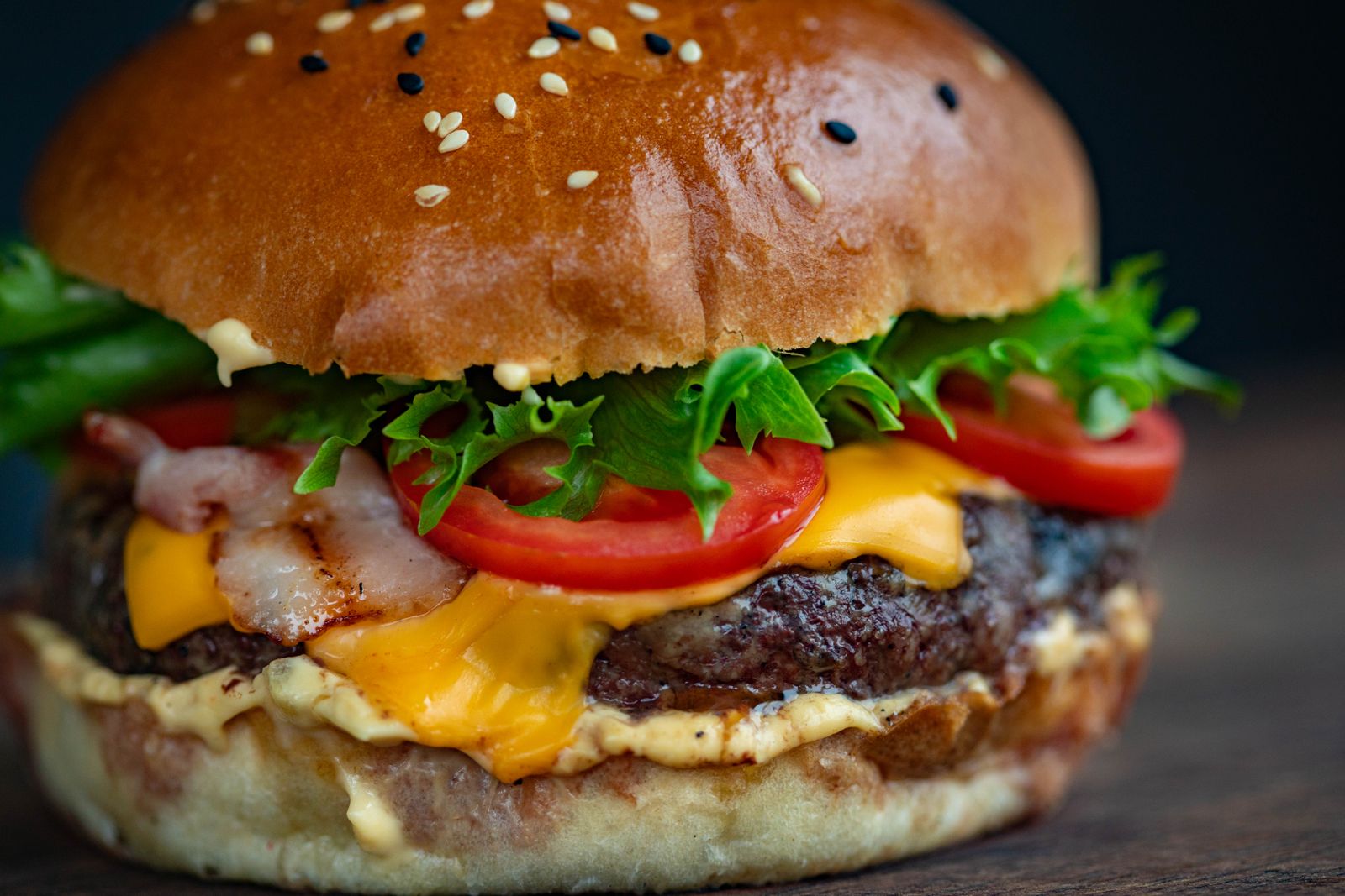 Saftiger Cheeseburger fürs Burger-Catering