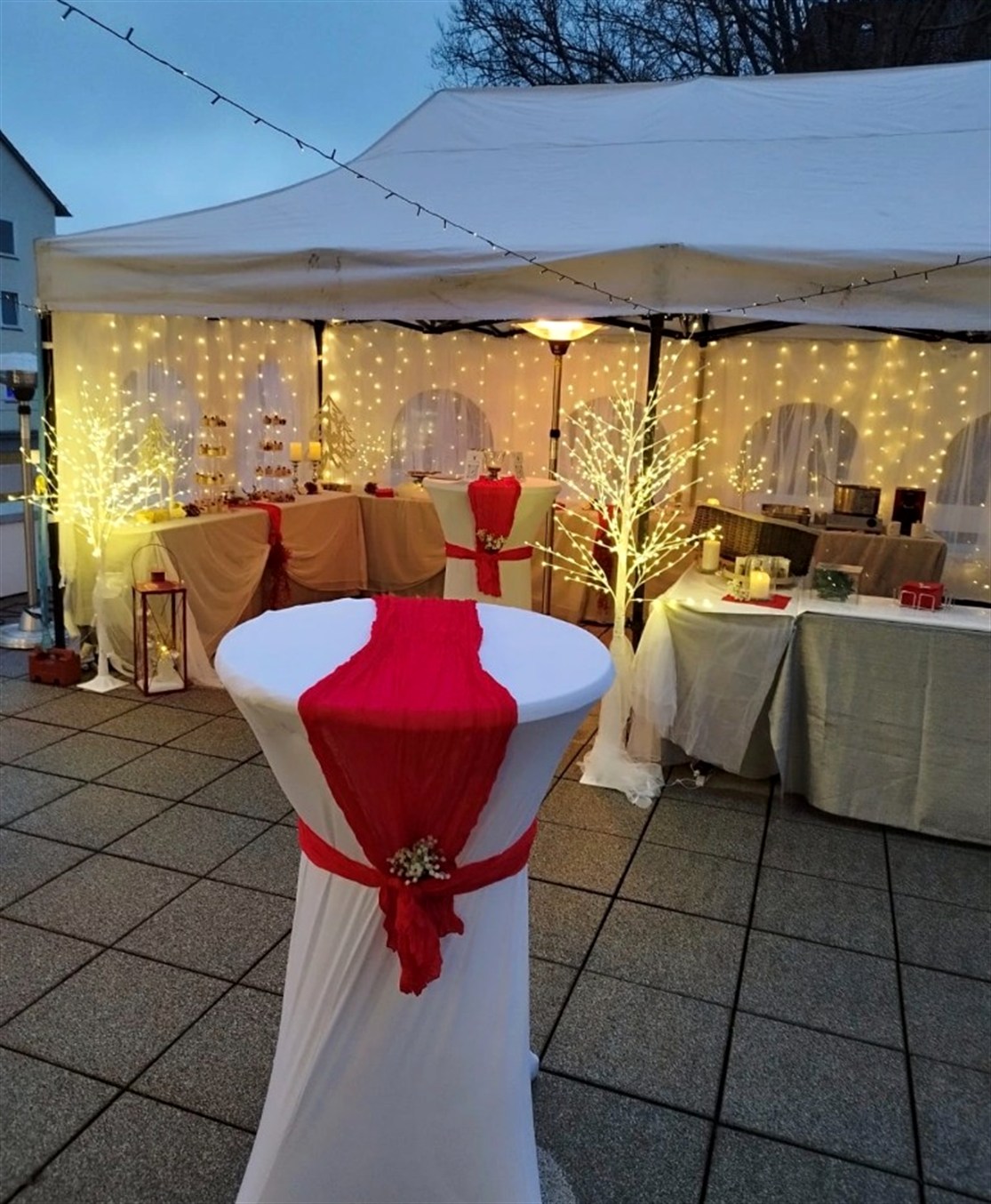 Hochzeits-Catering — Festzelt mit Stehtisch und Lichterkette