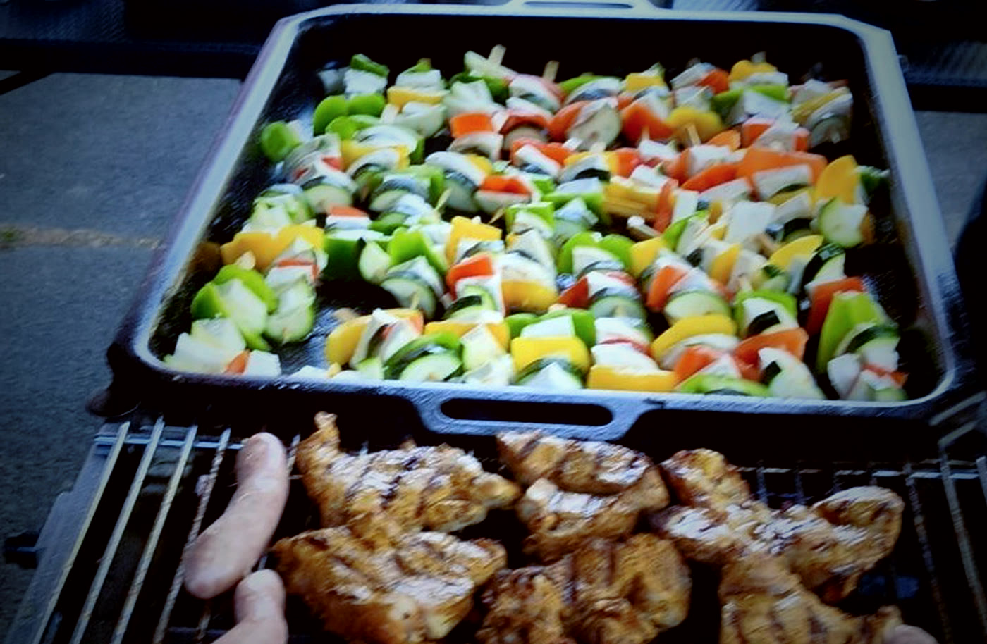 Streetfood-Catering vom Grill: Gemüsespieße und Fleisch